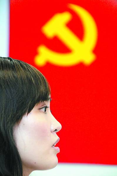  7月1日，张丽莉在哈医大一院宣誓加入中国共产党。新华社记者 王凯摄