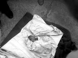 新生男婴被遗弃垃圾桶内 送医后不治身亡(图)
