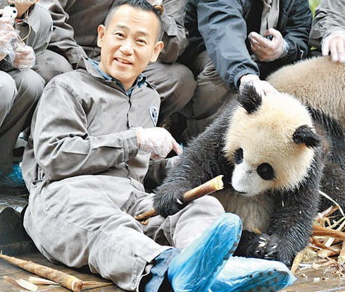 林保怡翁虹认养大熊猫 兴奋地拿认养证书合照