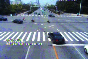扬城首次设置路口导向线(图)