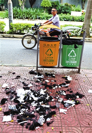 垃圾桶是空的 旁边堆满垃圾(图)