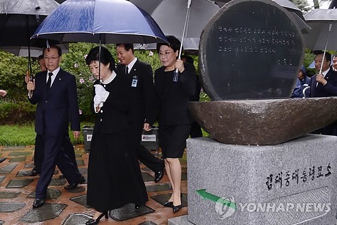 韩总统候选人朴槿慧参拜卢武铉墓 展开竞选行程(组图)