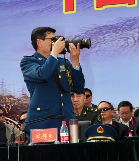 济南军区空军司令员郑群良将随行,图为郑群良观看飞行表演时亲自拍摄.