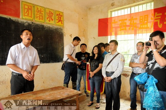 地的100余名大小爱心车友,冒着强风大雨来到上思县那琴乡标榜小学助学