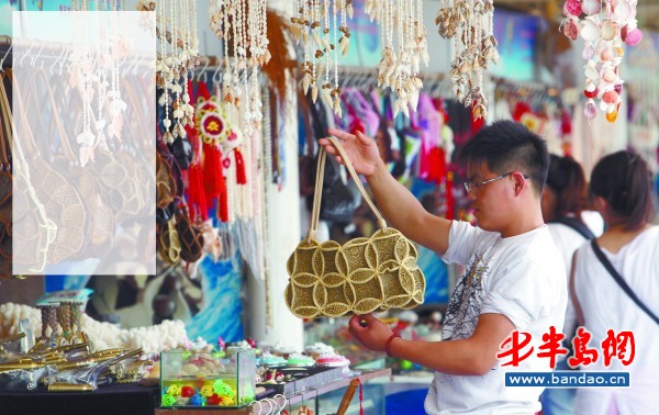 旅游纪念品,除了贝壳还有啥? 8月19日,记者分别到栈桥、鲁迅公园、五四广场、奥帆中心等景点采访发现,青岛的旅游纪念品在品类日渐丰富的同时,也存在缺乏创意、缺乏特色和更新速度慢等问题,而且大多数青岛旅游纪念品并不是产自青岛。 品种:多年没有改头换面 记者采访发现,青岛的旅游纪念品大致可分为两大类,第一类是工艺品,比如用海螺做成的摆件和哨子,用贝壳做成的风铃和项链,用贝壳做成的中国结、杯垫、笔筒,用珊瑚做成的摆件,用珍珠做成的项链和手链,用红豆做成的项链和手链,用玻璃做成的五月的风摆件,印