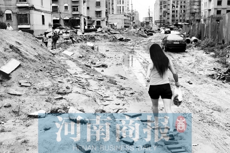 为方便小区居民出行，门卫师傅用砖垒了一条“路”