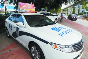 8月20日,海口市南海大道,一辆车前盖喷有"警察police"字样的全新警车