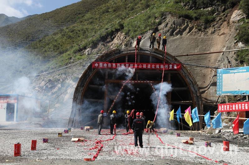 [青海]拉脊山隧道工程左幅隧道顺利贯通(图)