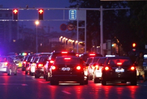张卓君/来鹤台岗，等红灯的车辆排起长龙。张卓君摄