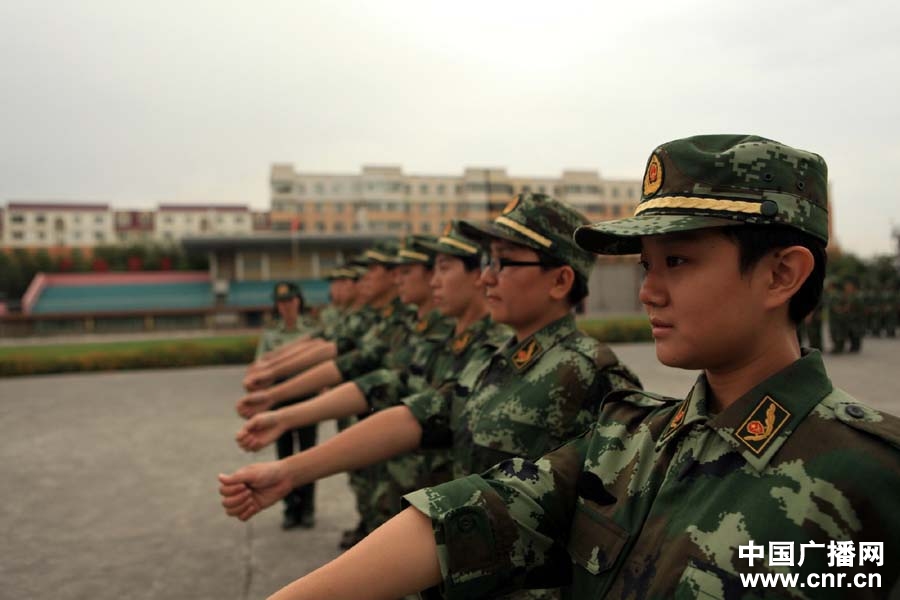 入警大学生新兵罗丹(右一)正在进行齐步走训练