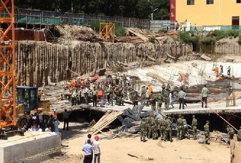 陕西榆林工地塌方事故仍有3人被困(现场图片)