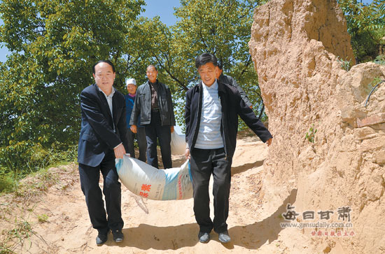 5月15日,黄继龙(右一)和庆阳市科技局负责人在