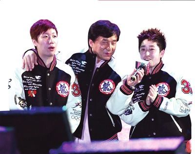 成龙与于洋,王晓理在国羽庆功会上. 图/osports