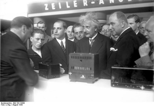 1930年，爱因斯坦参观IFA（图片来自IFA官网）