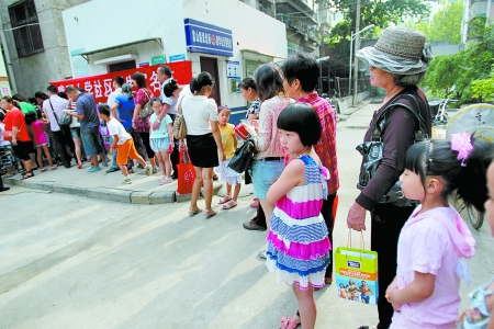 小学报名需要证件太多 入学难让家长寝食难安