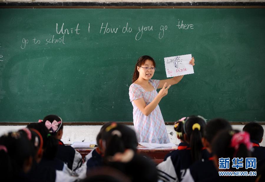 8月22日,陕西省子洲县马岔乡中心小学的老师申琴在给学生上英语课.