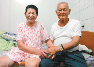 报道,高龄80岁的高雄老人杨顺与妻子杨黄金风结婚逾60年,夫妻俩同甘