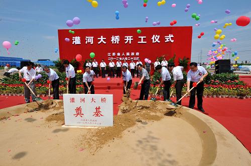 灌河大桥是临海高等级公路的关键节点工程,桥址距灌河入海口7公里.