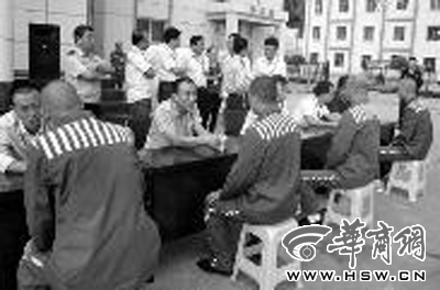 8月21日,铜川市法律援助中心组织11名优秀律师来到崔家沟监