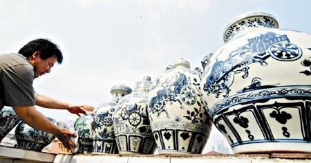 图为:佳士得拍卖后,市场频现鬼谷下山元青花瓷罐资料图