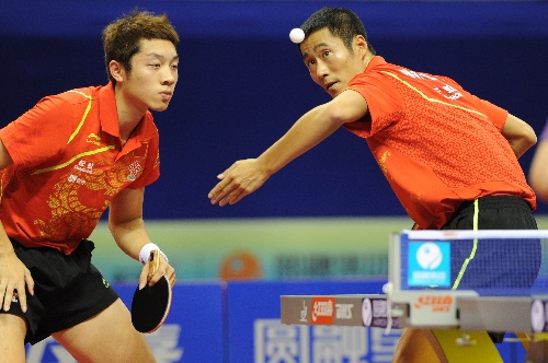 图文:中国乒乓球公开赛 抓拍王励勤发球-搜狐体育
