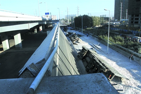 哈尔滨桥梁坍塌致8人死伤(组图)
