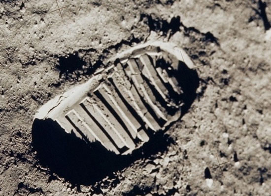 尼尔·阿姆斯特朗登月后在月球表面留