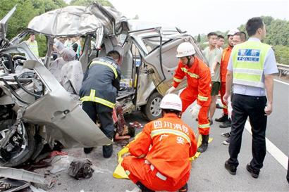 沪蓉高速广安段11人死亡 面包车没牌照咋个上的高速公路(图)