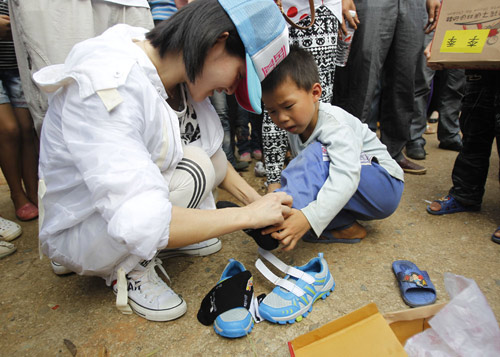 谢娜赴湖南安仁给孩子送鞋百余孩子穿上运动鞋