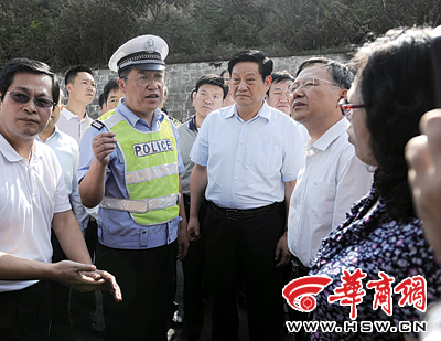 陕西省长赵正永（右三）、公安部副部长黄明（右二）在事故现场 本报记者叶原摄