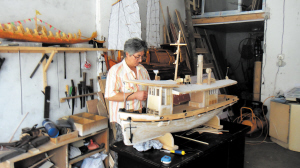 62岁老船长制作模型不让木帆船驶出记忆(组图
