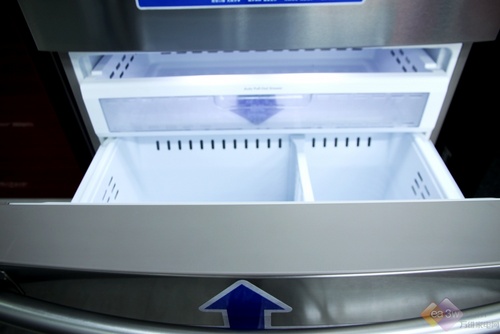这款三星冰箱创新便捷式滤水器设计，有效节省空间，随时卸下拆洗，方便实用。冷藏室左门架部分的简约设计，增加了更多的存储空间；双层储藏的冷冻室，便于食物分类管理，有效利用角落空间。