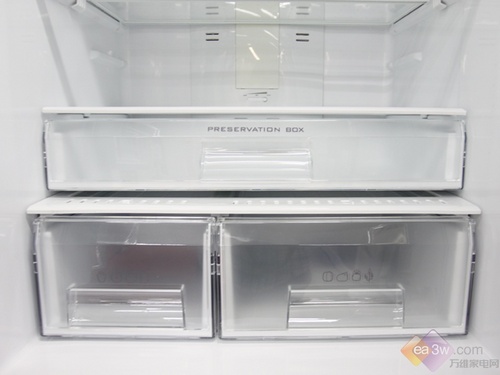 另外一个比较夺人眼球的设计是中央门扣”专利技术，节省了冷藏室的中柱设计，让冷藏室空间一体化，大体积的食品也可完整存放。