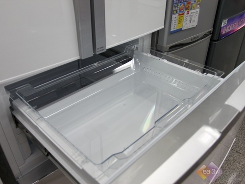 这款冰箱具有独立冰温室，保证食物不串味，食品保鲜更胜一筹，冰温室温度可通过冷藏后背处拨杆自由调节。