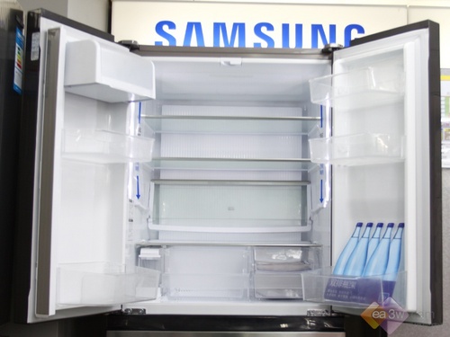 冰箱的保鲜技术选用加湿保鲜技术，为蔬果提供湿润的保存空间，蔬果更加营养水润。