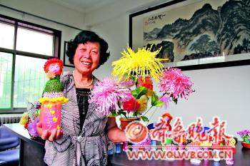 可爱的娃娃、美丽的花朵,都是何玉凤用废旧物品做成的。本报记者穆静摄