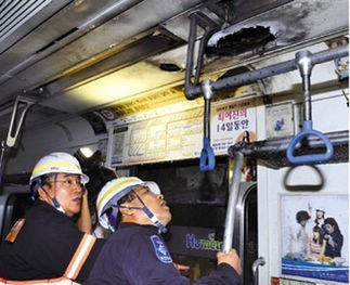 韩国釜山一列地铁失火 致32名乘客被浓烟熏伤