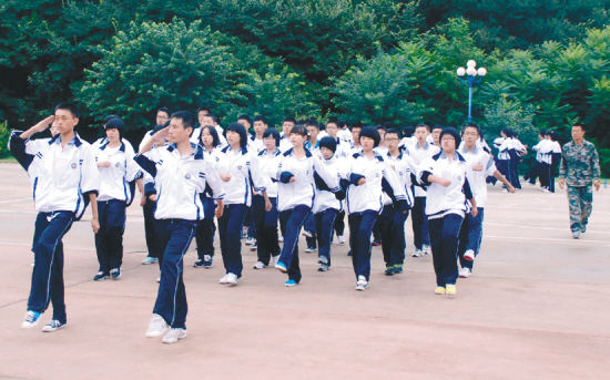 8月27日,沈阳市东北中山中学高中一年级的新生正在进行正步走训练.