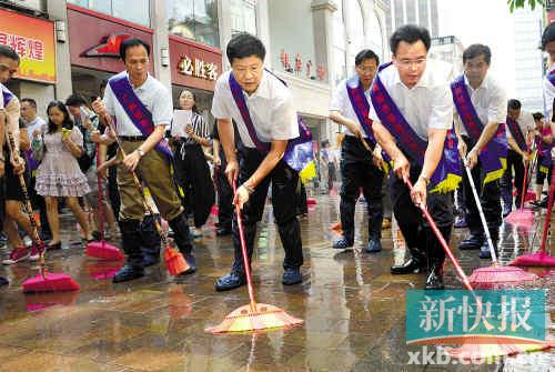 书记市长现学现用 驾环卫车扫北京路