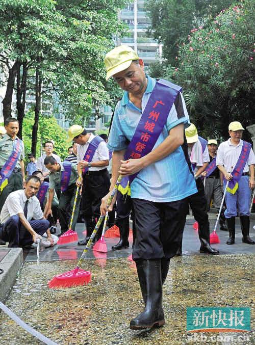 广州市政协主席苏志佳到海珠区参加大清扫活动。