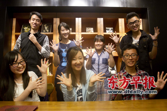 6月27日，上海一家咖啡馆内，《我们》纪录片导演贺嘉颖（前排中）和她的拍摄团队部分人员的合影。专题图片拍摄 早报记者 杨深来