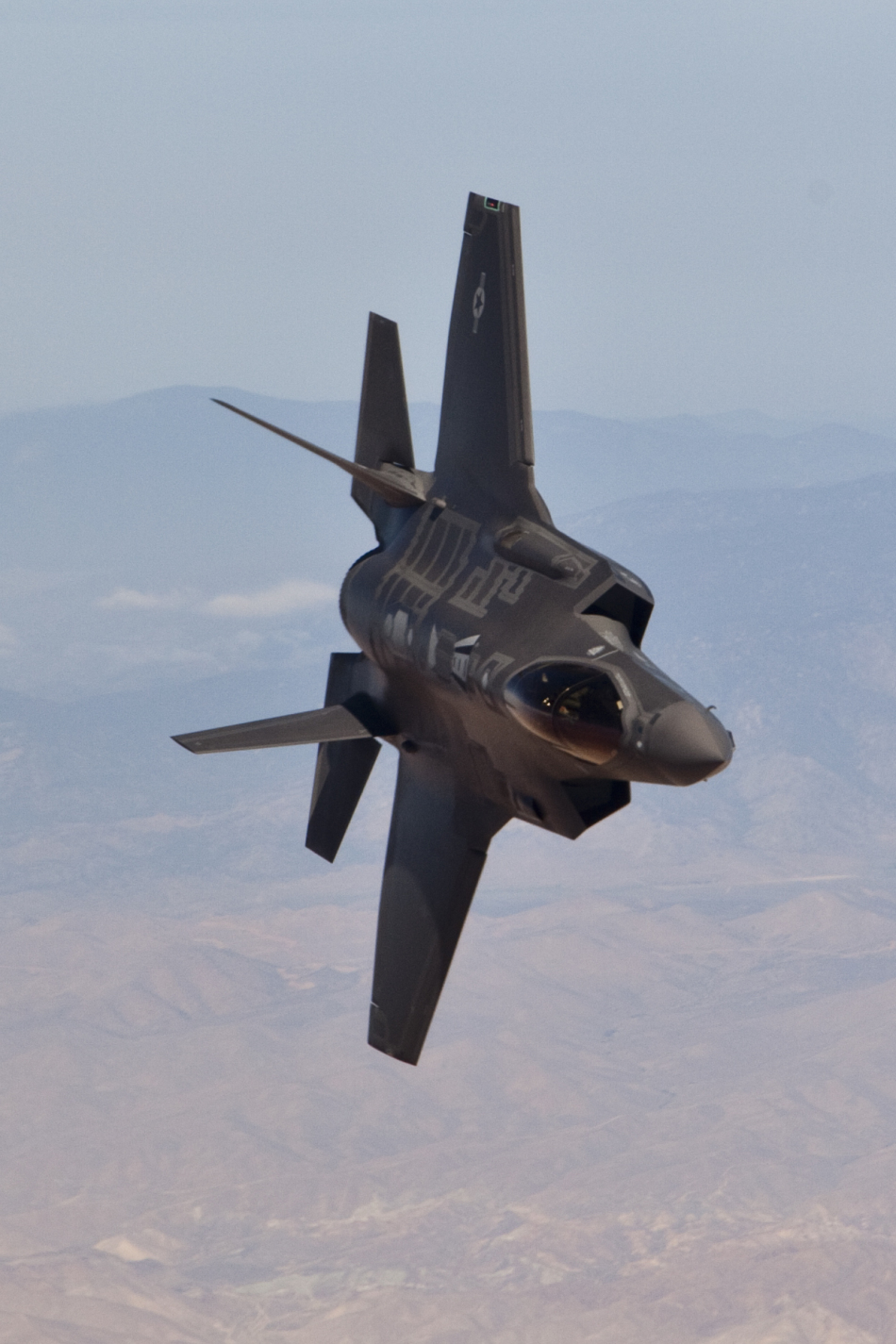 美国爱德华兹空军基地抓紧试飞f-35联合攻击战机