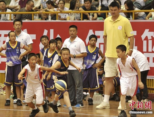 篮球季闭幕式在乐山举行,姚明带领快乐联盟队与nba洛杉矶快船队球员