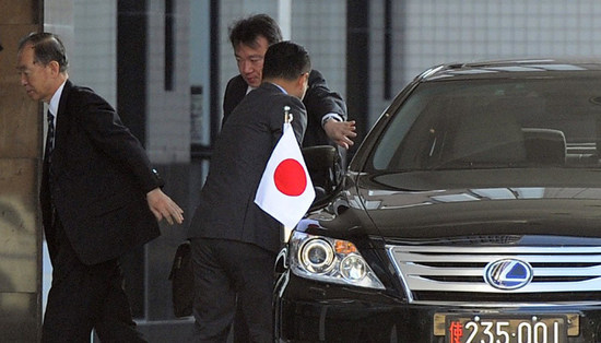 8月29日,日本驻华大使丹羽宇一郎(左二)乘车抵达位于北京的中国社会