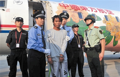 8月30日,在广西南宁吴圩国际机场,特大毒品犯罪案件外逃主犯胡成根被
