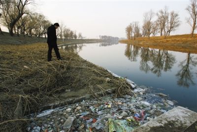 2009年1月，北京高安屯垃圾场的垃圾使得运河水系受到污染。资料图片/新京报记者 韩萌 摄