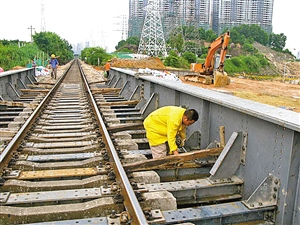 施工人员正在加固平南铁路的铁路桥,为隧道开挖进行准备.