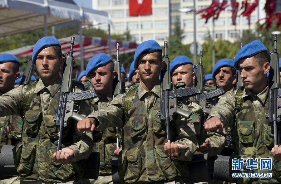 8月30日,在土耳其的伊斯坦布尔,土耳其士兵接受检阅.