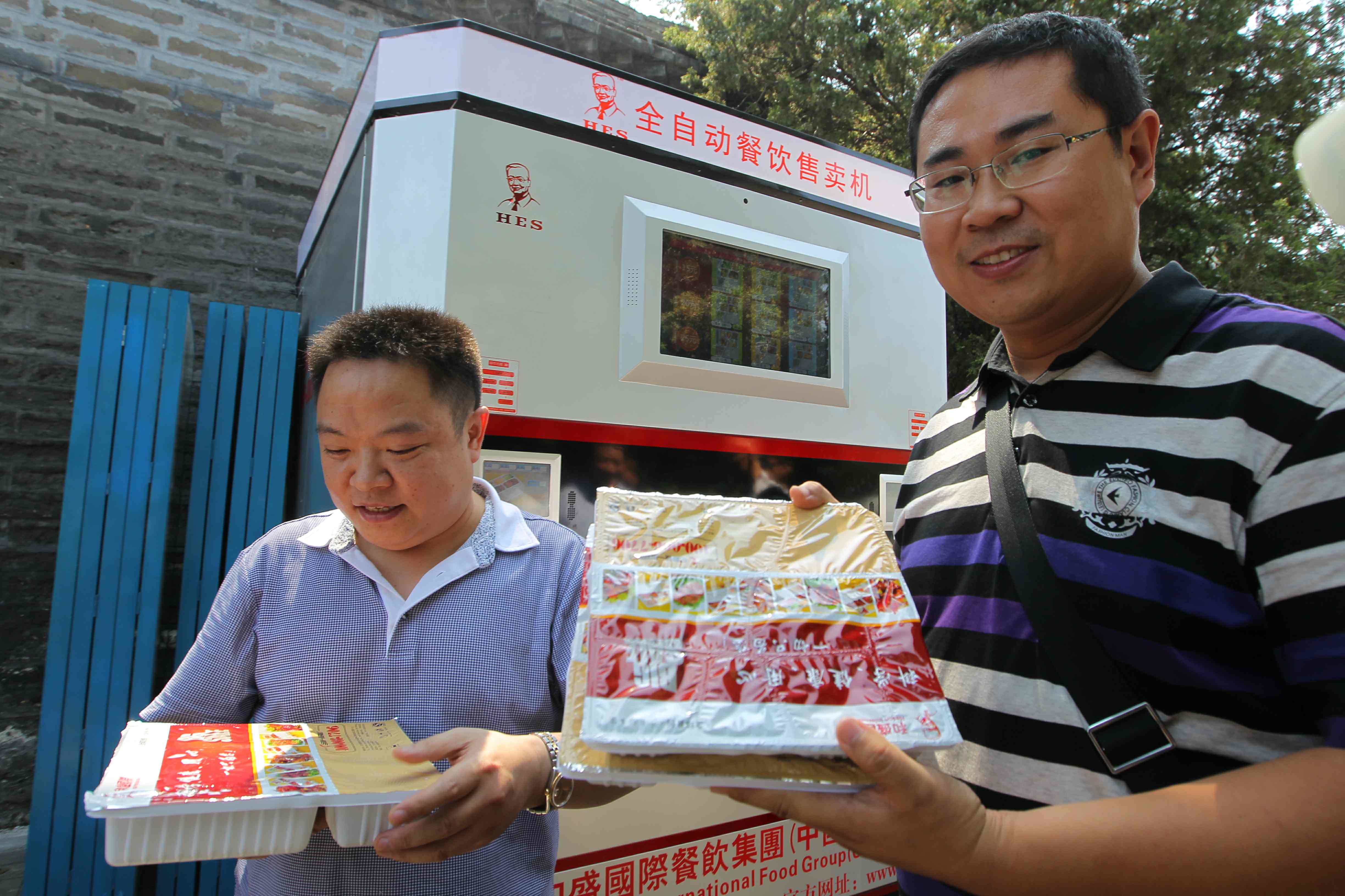 全自动餐饮售卖机亮相京城(组图)