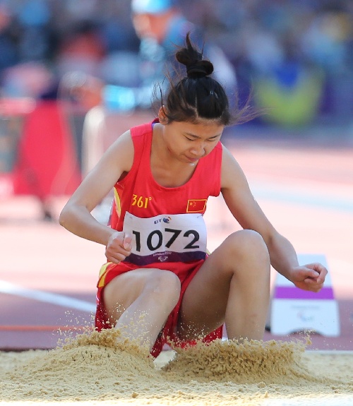 图文:曹远航获跳远女子f37/38铜牌 落地瞬间
